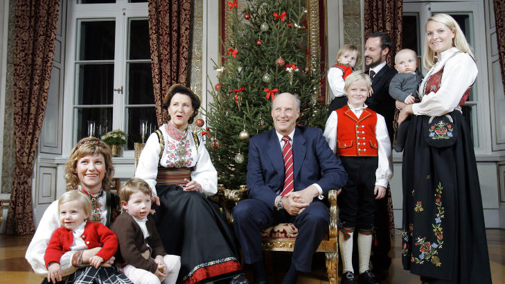kongefamilien_bunad